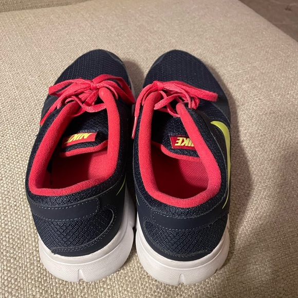 Women’s Nike Flex Experience RN. Size 9.5 - Picture 3 of 6